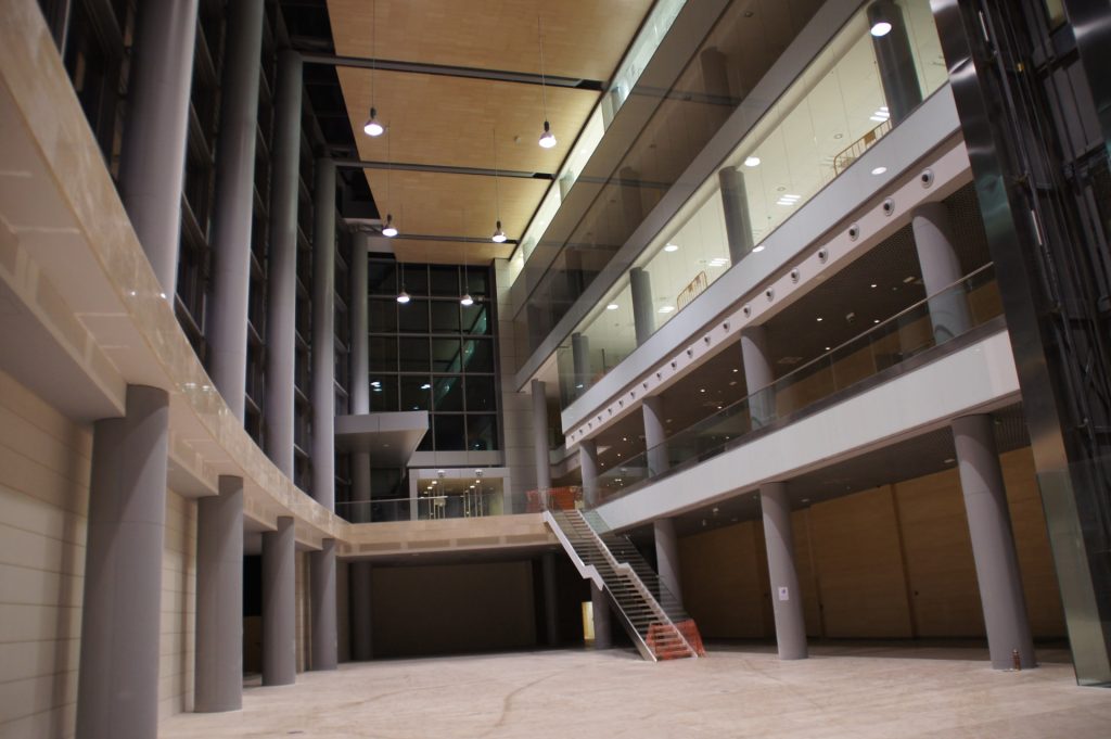 Atrio Central Con Chapados Caliza Blanca