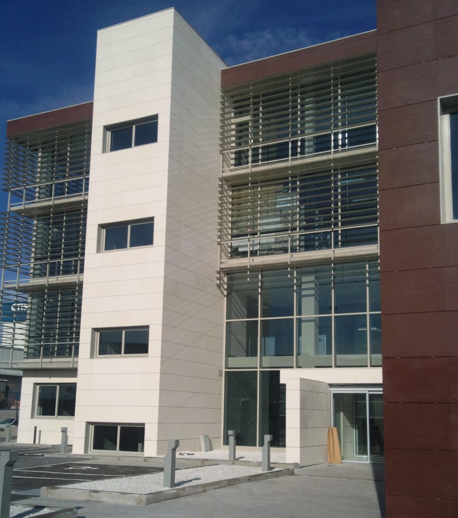 Fachada Caliza Alba Y Cuarcita Iroko (2)