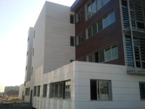 Fachada Caliza Alba Y Cuarcita Iroko