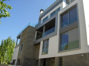 Fachada En Caliza Blanca Y Pizarra En Lajas